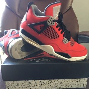 Air Jordan 4 Toro Bravo